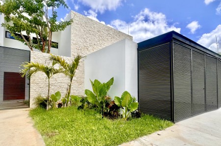 Casa en venta en Dzitya Merida de 3 recamaras mas estudio con alberca
